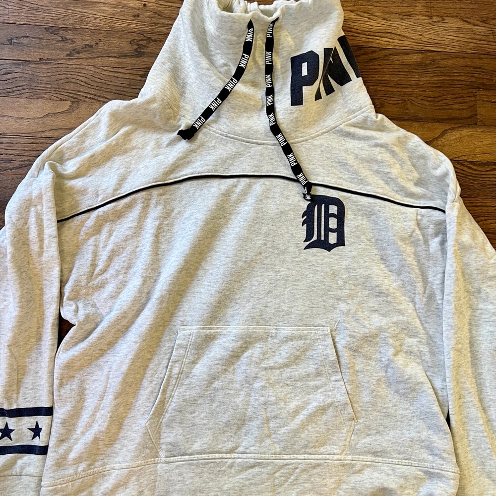 VS PINK Detroit Tigers funnel neck sweatshirt L